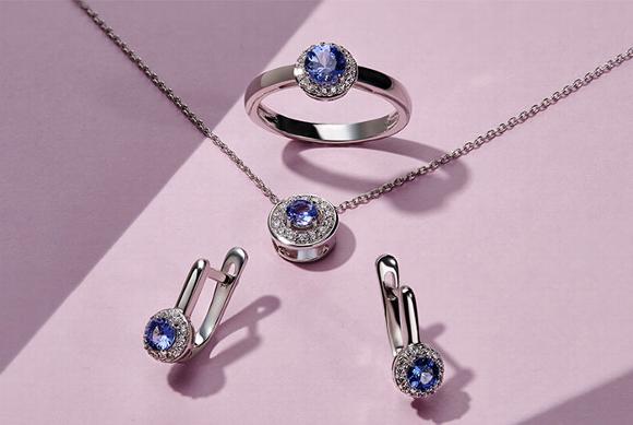 Saphire jewellery set, including ring, necklace and earrings
